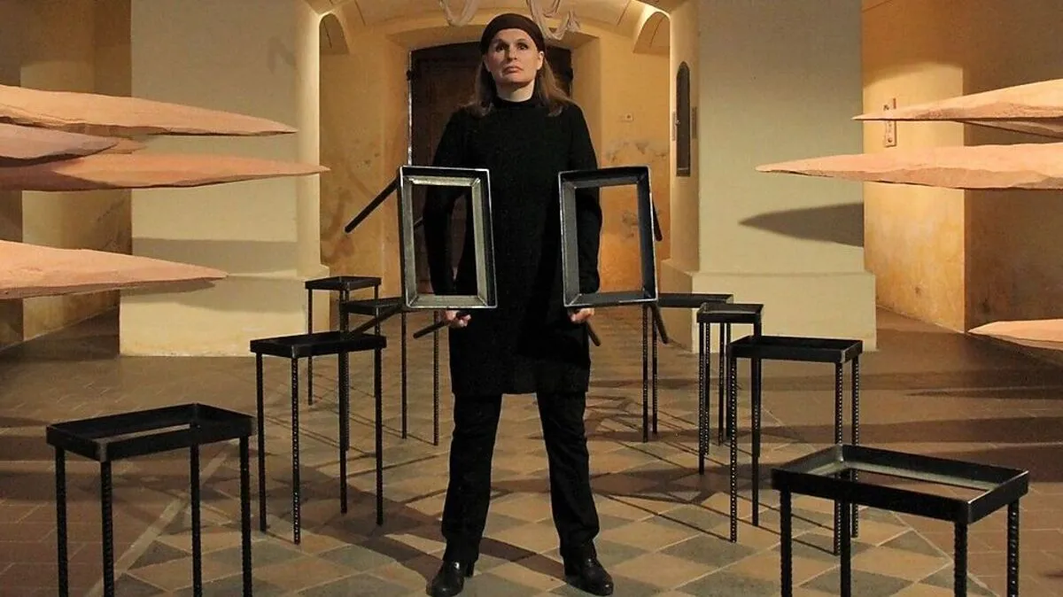 Barbara Ambrusch-Rapp in der begehbaren Rauminstallation 