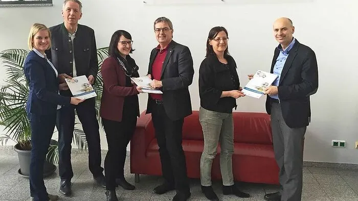 Das Regionalmanagement mit Valerie Böckel (li.), Lisa Neumann (Mitte) und Jochen Werderitsch (re.)  übergab die Lehrunterlagen an die Pflichtschulinspektoren Claus Kastner (li.), Ferdinand Paller (Mitte) und Elisabeth Schwendenwein (re.)