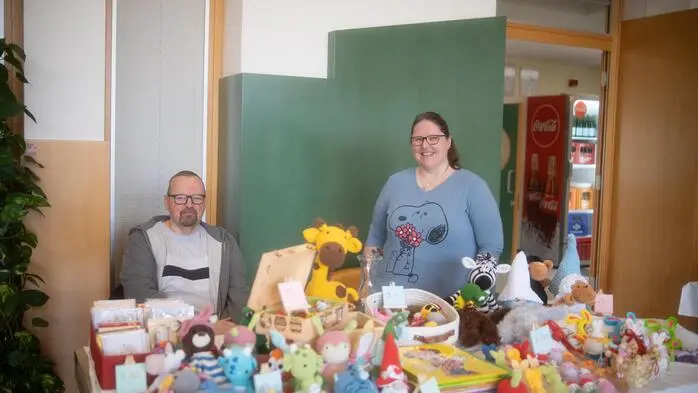 Neben der Kunst stand vor allem das Miteinander im Mittelpunkt. In geselliger Atmosphäre wurde geplaudert, gelacht und die Gäste konnten sich bei Kuchen und Kaffee stärken. Die entspannte und ausgelassene Stimmung machte die Ausstellung zu einem besonderen Erlebnis, das nicht nur Kunstfreunde, sondern auch Genießer begeisterte.