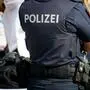 Der Polizist musste ins Krankenhaus gebracht werden (Symbolfoto)