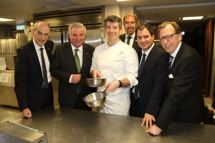 Direktor Josef Schellnegger, LH Hermann Schützenhöfer, Stefan Leitner, Spitzenkoch im edlen „Hongkong-Club“, mit Jürgen Roth, LH-Vize Michael Schickhofer und Landesrat Christian Buchmann