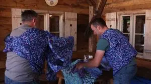 Wolfi Tischler und Patrick Grutze in Kittelschürzen 