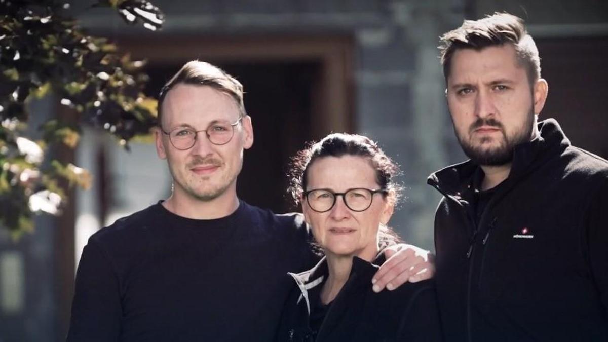 Maria Holl, Stefan Grundner (l.) und Markus Holl trauern um ihren Sohn und Bruder 