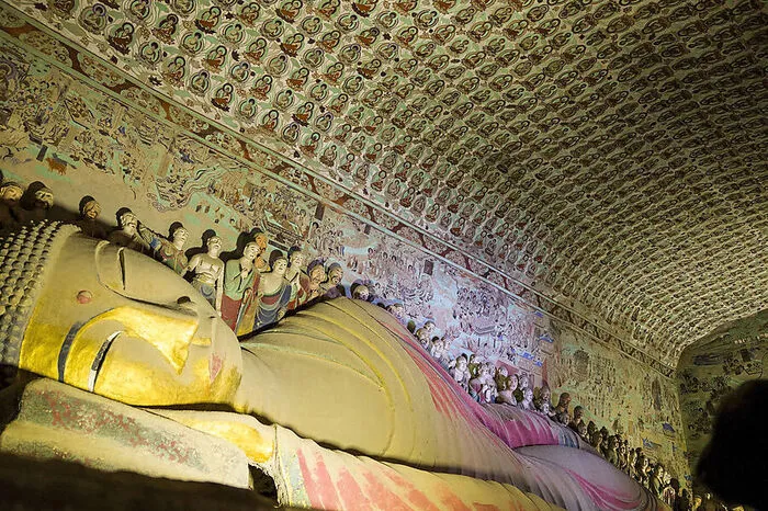 Mogao-Grotten. Sie haben sogar die chinesische Kulturrevolution überlebt, aber die mehr als 100 buddhistischen Höhlentempel von Mogao inder Wüste Gobi haben 6000 täglichen Besuchern nichts entgegenzusetzen.