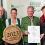 Stolz nahmen Eva Maria und Karl Zwanzger die Auszeichnung von Landesrat Hans Seitinger und Maria Pein, Vizepräsidentin der Landwirtschaftskammer Steiermark, entgegen