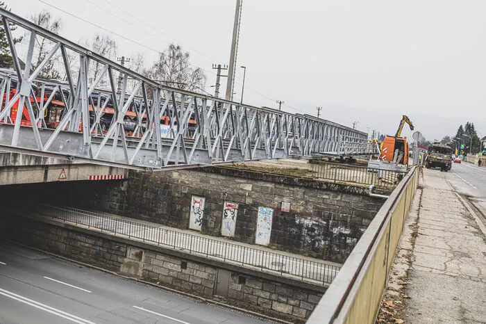 Fahrzeuge. Angrenzend an die Fahrbahn wirt ein 1,5 Meter breiter Streifen für Radfahrer und Fußgänger errichtet.