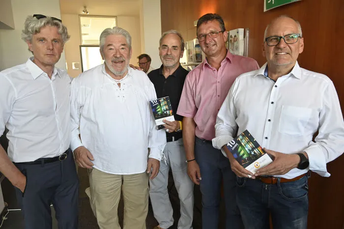 Impuls-Hausherr Peter Kleinfercher, "kultur.im.puls" Obmann Gerhart Weihs, Prof. Bernhard Zlanabitnig, Bürgermeister Wolfgang Klinar und Wolfgang Daborer (von links).