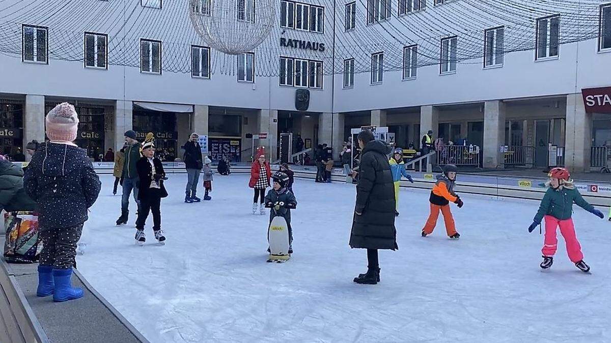 Die Eislauffläche am Villacher Rathausplatz war gut besucht