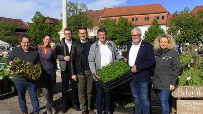 Bürgermeister Franz Jost mit Ehrengästen bei der Eröffnung des Fürstenfelder Pflanzenmarktes am Hauptplatz