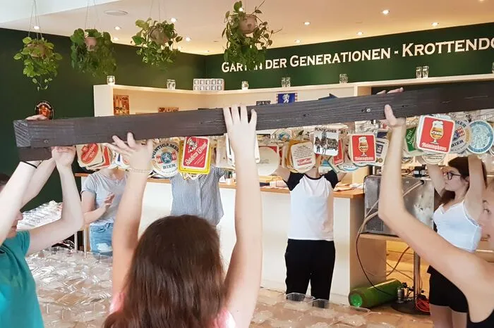 Mit Guinness-Bier und einer Polonaise mit 30 Tanzpaaren, choreografiert von Andreas Rath, und Musik des Duos Azwo wurde standesgemäß irisch gefeiert. In der Disco sorgte David Schuster für den passenden Beat.
