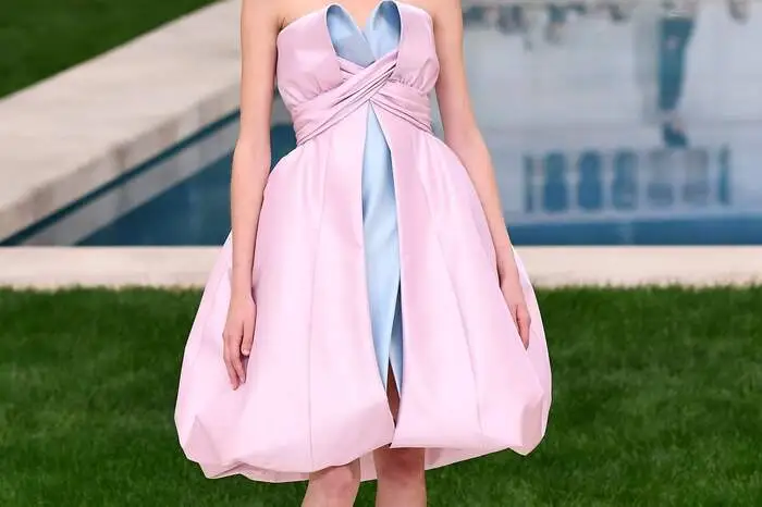 Der 85-Jährige überließ es in der Früh seiner engen Mitarbeiterin Virginie Viard, in Paris die Haute-Couture-Schau für die Frühlings- und Sommerkollektion zu präsentieren.