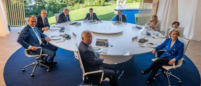 Friedrich Merz, Keir Starmer, Donald Trump, Emmanuel Macron, Mark Carney, Giorgia Meloni, Sanae Takaichi, Ursula von der Leyen und António Costa (von links nach rechts) beim Treffen in Evian