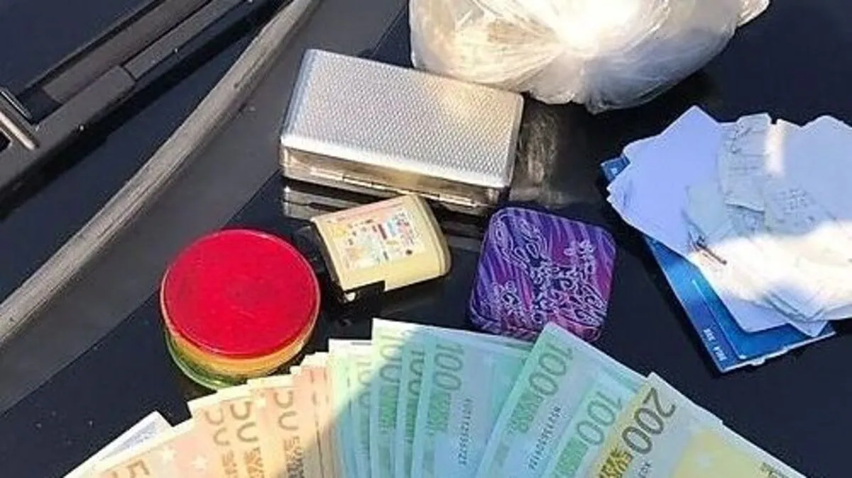 Sichergestelltes Geld und Drogen