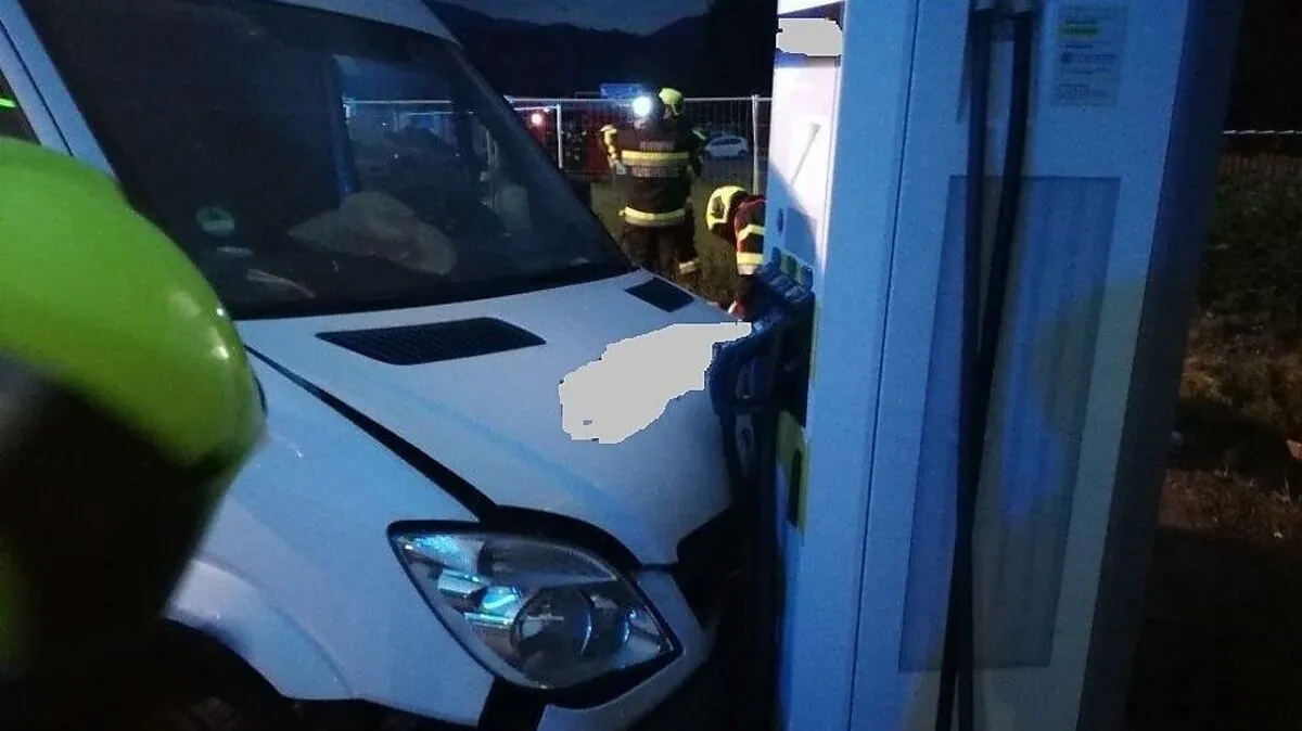Der Klein-Lkw kam ins Rollen und prallte gegen eine Stromtankstelle