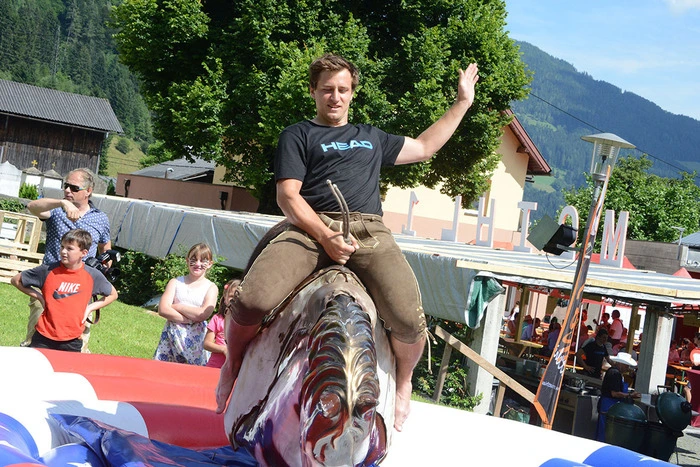Der Olympiasieger hielt sich beim Bully-Reiten glänzend im Sattel.