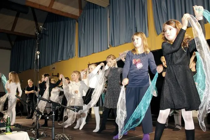 Nach 90 Minuten bester Unterhaltung durch die Schülerinnen und Schüler bedankten sich die vielen Besucher mit tosendem Applaus für die gezeigten Leistungen und einen unvergesslichen Abend.