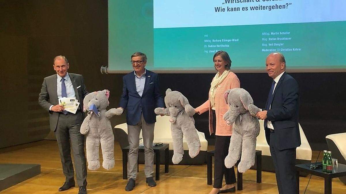 Corona-Talk mit Plüsch-Elefanten-Abstand: RLB-Generaldirektor Martin Schaller, WK-Präsident Josef Herk, Wirtschaftslandesrätin Barbara Eibinger-Miedl und Moderator und WdF-Vorsitzender Christian Kehrer