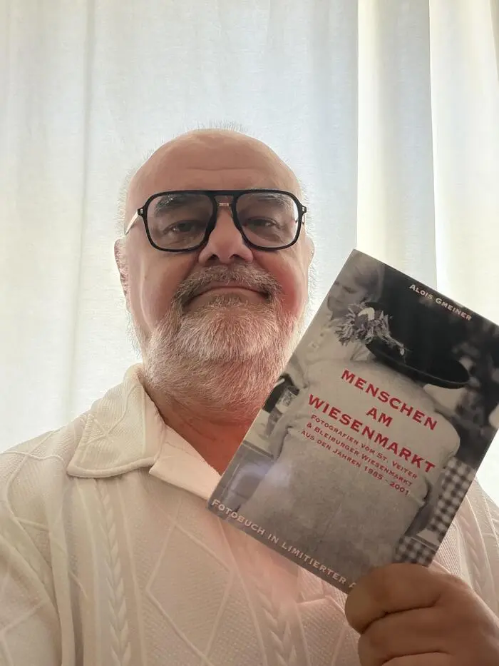 Der Fotograf und Autor mit seinem bereits veröffentlichtem Buch „Menschen am Wiesenmarkt“