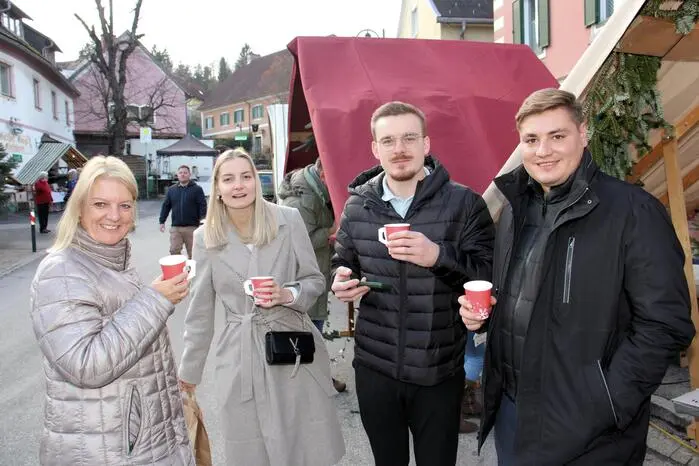 Neben den vielen Attraktionen rund um den Marktplatz konnten die Besucher zwei Vorführungen des Films „Petterson und Findus – Das schönste Weihnachten überhaupt“ im Polsterlkino im Kirchhof anschauen und entspannen.