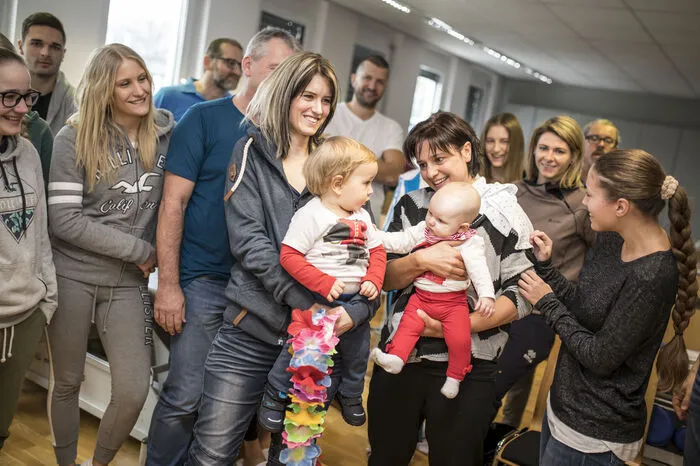 "Wenn ein Kind einmal weint oder in Ruhe gewickelt werden muss, können wir in einen anderen Raum gehen. Das wurde extra so organisiert", schildern die Mamas.