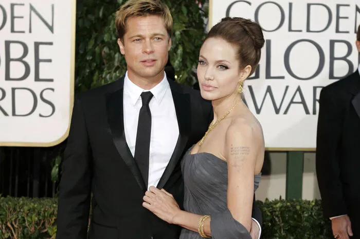  Angelina Jolie (43) und Brad Pitt (54) hatten sich beim Dreh ihres gemeinsamen Filmes "Mr. &amp; Mrs. Smith" kennengelernt, es gab kein Aneinandervorbei. Die Zeichen standen auf "Happy-End" und Familienglück - scheinbar. 