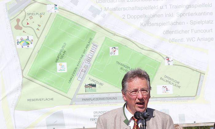 Bürgermeister Johann Nestler mit dem Plan des Freizeitzentrums
