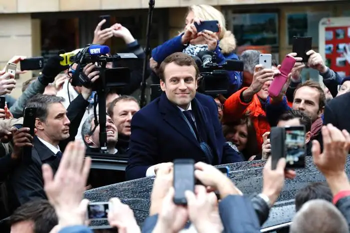 Macron lag zuletzt in Umfragen bis zu 24 Prozentpunkte vor seiner Konkurrentin Marine Le Pen vom rechtsextremen Front National.