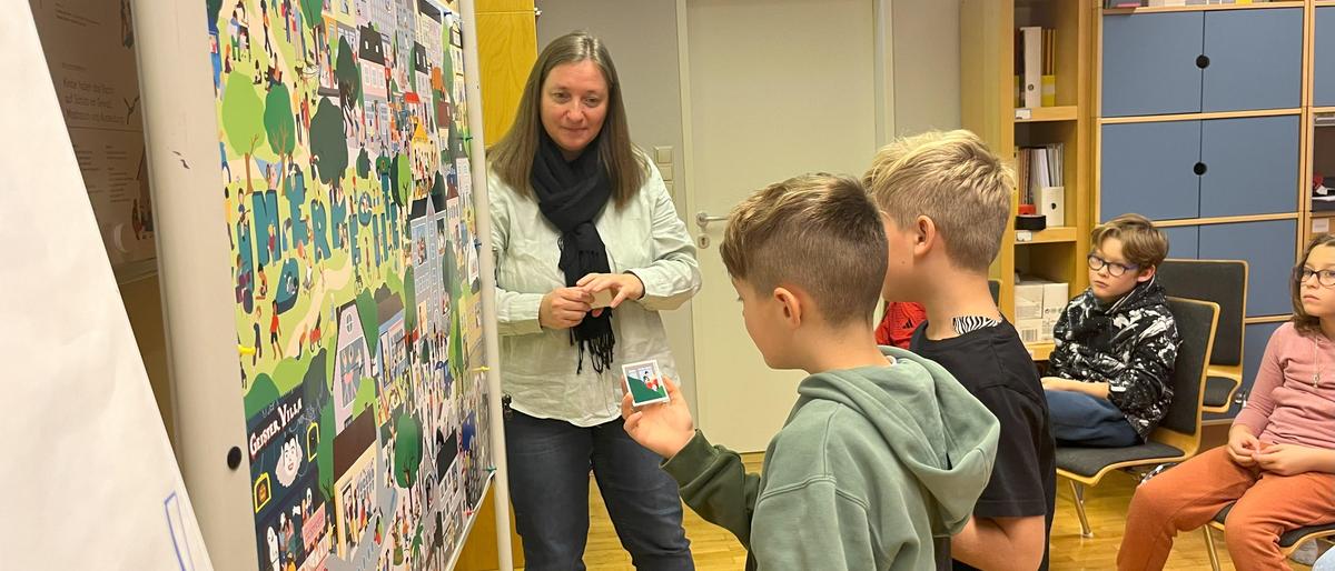 Mittels Memory-Kärtchen gingen Schülerinnen und Schüler auf Kinderrechte-Suche