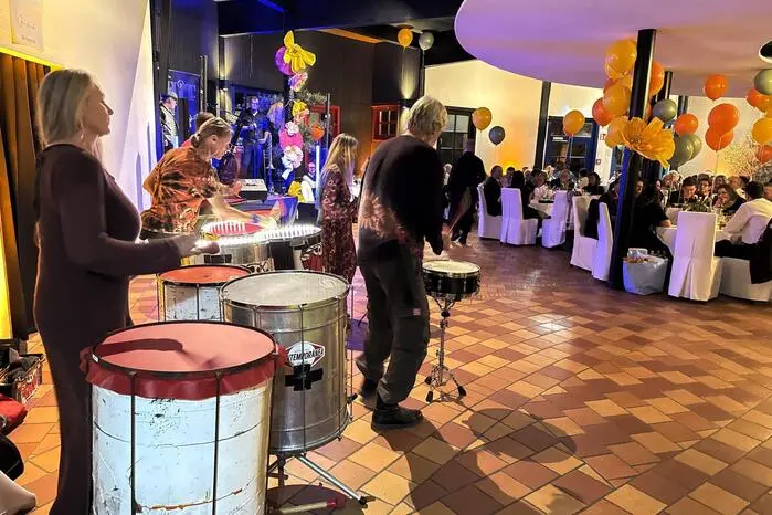 Die Mitternachtseinlage stand ganz im Zeichen von „Grazamba“ mit Trillerpfeifen und heißen Trommelrhythmen aus Afrika und Lateinamerika.