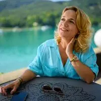 Sabine Neibersch zeigt sich trotz internationaler Musikkarriere heimatverbunden und genießt die Momente am Ufer des Wörthersees 