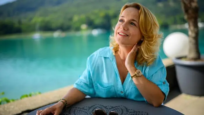 Sabine Neibersch zeigt sich trotz internationaler Musikkarriere heimatverbunden und genießt die Momente am Ufer des Wörthersees 