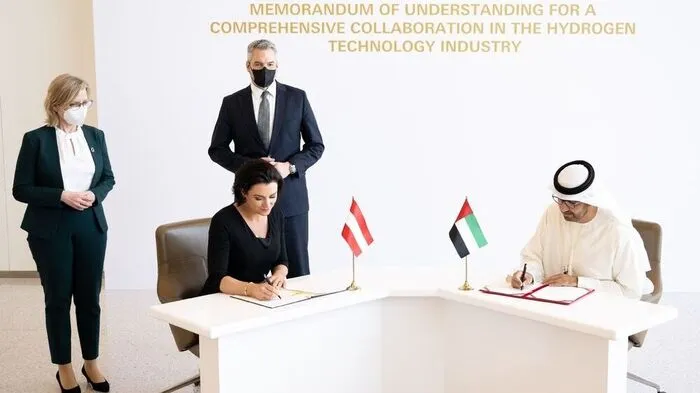 Im März reiste Elisabeth Köstinger als Rohstoffministerin mit Bundeskanzler Nehammer und Energieministerin Gewessler nach Abu Dhabi. 