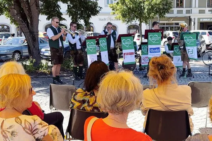 Die Kapelle, die vor fünf Jahren gegründet wurde, hat sich den böhmischen Blasmusikklängen verschrieben und ist bei zahlreichen Auftritten in der Region ein Garant für Stimmung und gute Laune.