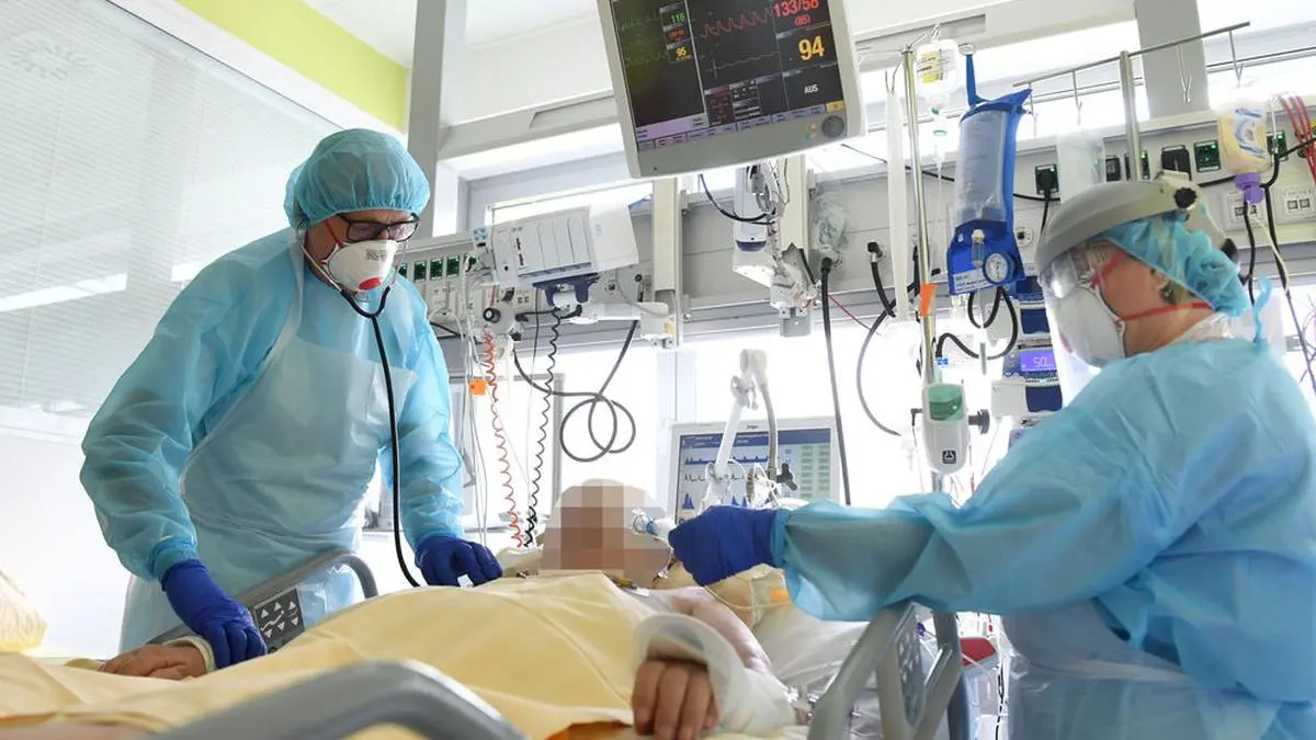 ABD0079_20210412 - TULLN - ÖSTERREICH: ++ THEMENBILD ++ ZU APA0223 VOM 12.4.2021 - Illustration zum Thema Corona: Intensivstation / Covid-Station / Intensivbetten. Im Bild: Ein Patient auf der Intensivstation des Universitätsklinikums Tulln aufgenommen am Montag, 12. April 2021. - FOTO: APA/HELMUT FOHRINGER