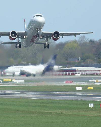 Eine Maschine der Austrian Airlines hebt von der Startbahn am Flughafen Hamburg ab