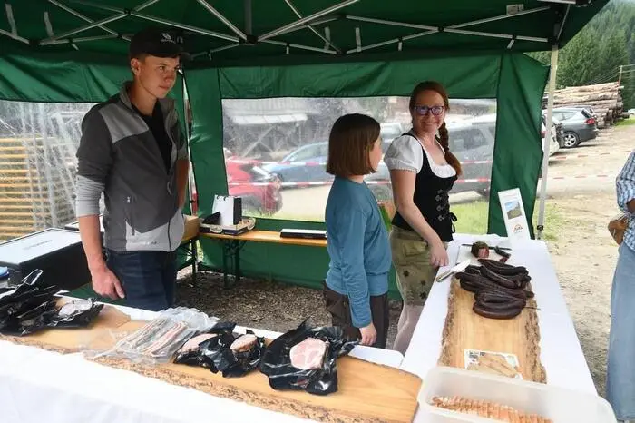 Neben musikalischen Darbietungen gibt es bei jedem Fest heimische Handwerkskunst, Schnäpse, Fleischprodukte – etwa vom höchstgelegenen Bauernhof von Christian Bachler....