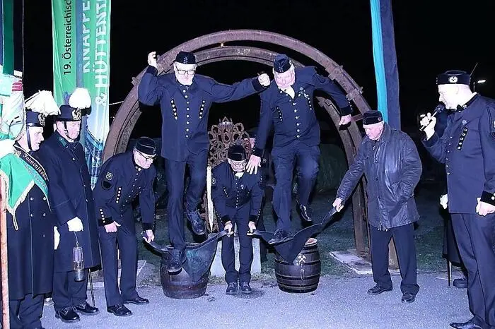 Durch den Sprung über das Bergmannsleder wurden der Obmann des Sunfixl-Barbara Vereines Erwin Kraus sowie die beiden Obleute des Knappschaftsvereines, Johann Birnhuber und Johann Bernsteiner in den Ehrenstand der Hauer aufgenommen. Der Ledersprung der beiden Knappschafts-Obleute war etwas ganz Besonderes: Erstmals sprangen zwei Anwärter gleichzeitig über das Arschleder.