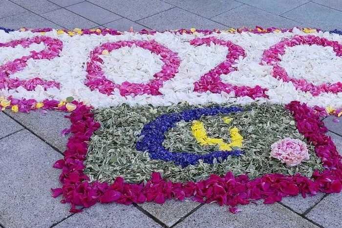 Tradition ist Tradition. Auch die Landjugend gestaltete in Wies diesen Blumenteppich mit Jahreszahl.
