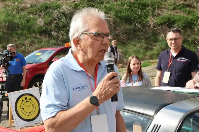 Doch wer hier quietschende Reifen und Höchstgeschwindigkeiten erwartete, liegt falsch: Bei dieser Rallye zählen Feingefühl, Timing und Teamarbeit. Zum runden Geburtstag haben sich die Veranstalter etwas Besonderes einfallen lassen: „Eine überarbeitete und verlängerte Strecke, die noch mehr Abwechslung und fahrerische Präzision verlangt“, sagte Organisationsleiter Herbert Luttenberger (Foto) vom „Luttenberger Eventmarketing“, der die optimale Zusammenarbeit mit der Stadtgemeinde Althofen unter Bürgermeister Walter Zemrosser hervorhob. 