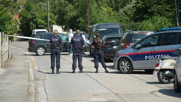 Die Polizei sichert den Tatort in Langenzersdorf ab