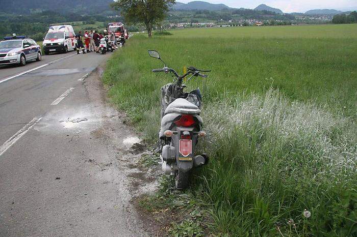 Aufgrund des brennenden Mopeds verursachten zwei weitere Moped-Fahrerinnen einen Auffahrunfall