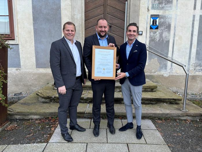 Der Wildoner Bürgermeister Christoph Grassmugg (mitte) nahm das Gütesiegel „Goldener Boden“ von Dietmar Schweiggl, Obmann WKO Regionalstelle Südsteiermark (r.) und Regionalstellenleiter Martin Heidinger entgegen