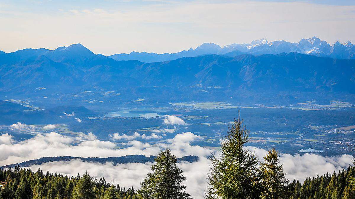 Blick von der Gerlitzen Richtung Faaker See und die dahinterliegende Bergwelt