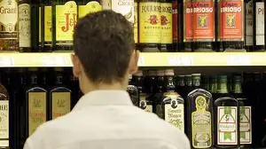 ** ARCHIV ** Zwei junge Maenner stehen am 15. Juni 2007 vor einem Spirituosen-Regal in einem Getraenkemarkt in Gelsenkirchen. Das sogenannte Komasaufen von Kindern und Jugendlichen wird auch für die Krankenkassen immer mehr zum Problem. Die juengste Entwicklung sei "beaengstigend", sagte eine Sprecherin der Techniker Krankenkasse (TK) der "Frankfurter Rundschau". Die TK verfuegt über detaillierte Zahlen über Krankenhaus-Einweisungen von Jugendlichen wegen "akuten" Alkoholrauschs. Danach haben sich in den vergangenen fuenf Jahren die Faelle exzessiven Saufens praktisch verdoppelt. (AP Photo/Martin Meissner)   ---  ** FILE ** June 15, 2007 file picture shows young men stand in front of a shelve with hard liquor at a beverage market in Gelsenkirchen, Germany, June 15, 2007.  (AP Photo/Martin Meissner)