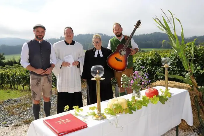 Als Auftakt zum kulinarischen Herbstreigen feierten bei strahlendem Sonnenschein Pfarrerin Regina Leimar und Akolyth Otto Markus Hoffmann einen ökumenischen Gottesdienst im Weinberg des Trippelguts. Die musikalische Umrahmung erfolgte durch Martin Sabitzer alias „Smartie Joe“.