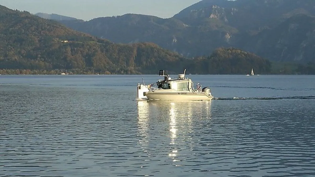 Forschungsboot mit hochauflösenden Sonarsystemen zur detaillierten Vermessung des gesamten Seebodens von Mondsee und Attersee. Ziel ist, die Erfassung von archäologischen Fundstellen unter Wasser.