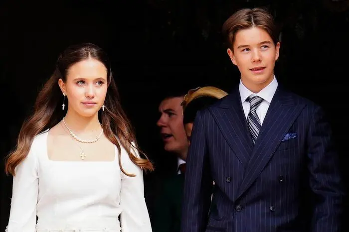 Die Zwillinge gehen voran – schließlich stehen sie heute im Mittelpunkt der royalen Familie.