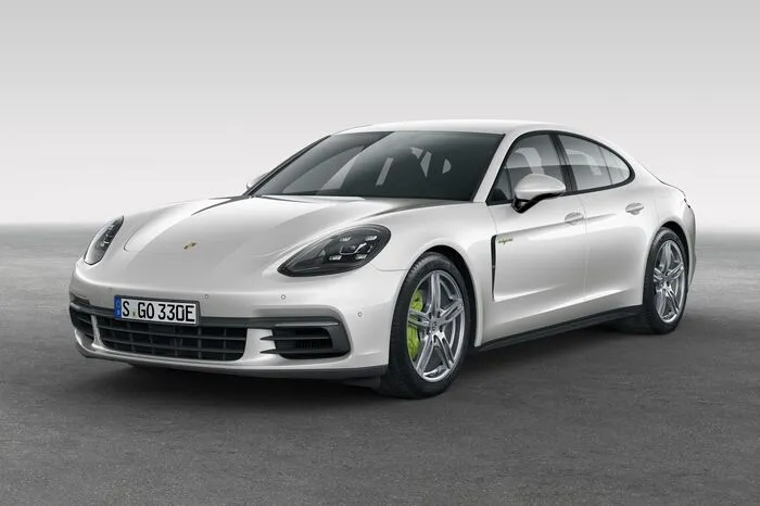 Aber als Porsche kann er natürlich auch ganz anders: Die Limousine wartet mit einer Systemleistung von 462 PS und einem Drehmoment von 700 Newtonmetern auf. Nach 4,6 Sekunden fällt die 100-km/h-Marke, der Topspeed liegt bei 278 km/h.