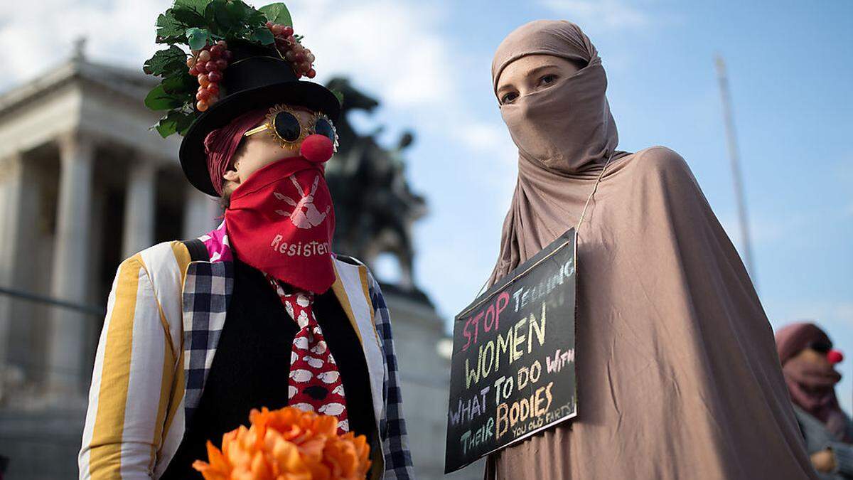 Der &quot;Traditionelle Clownspaziergang&quot; vor dem Parlament