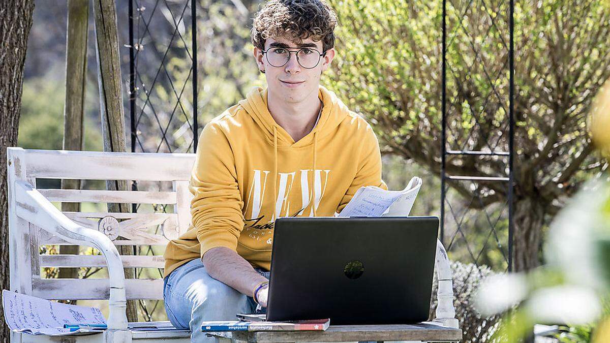 Lernen im eigenen Garten anstatt in der Schule. Michael Schatt bereitet sich auf die Matura vor